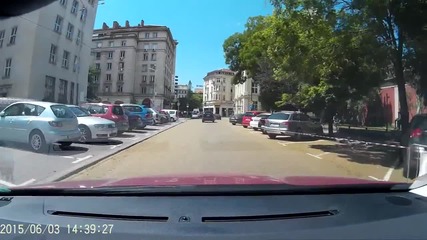 Видео, за правилата на движение по пътищата и на кой изобщо му дреме за тях
