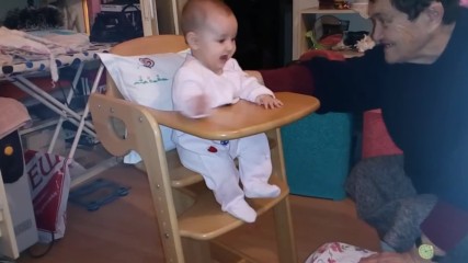 Бебе се радва на дървеното си столче
