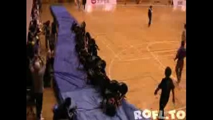 30 китайчета със завързани крака бягат като един човек ! 