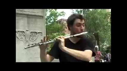 [ Удивително ] Човек, който прави бийтбокс и свири на флейта !