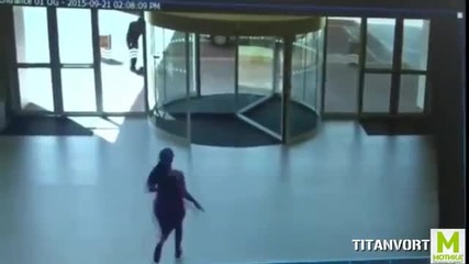 Зрелищно бягство на жена-крадец от търговски център