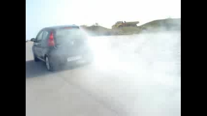 burnout peugeot 107 си пали гумите дзъма