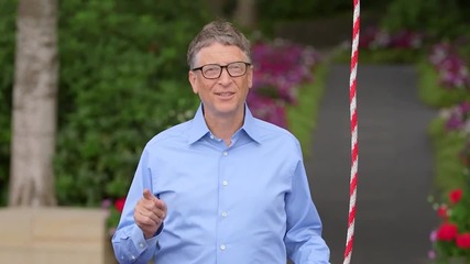 Бил Гейтс се залива със студена кофа вода Ice Bucket Challenge
