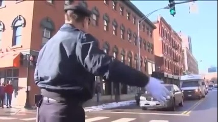 Танцуващия полицай се завърна !