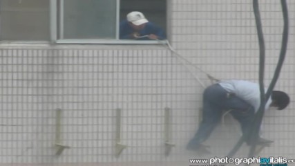 Ето как китайци монтират климатик на 10 етаж