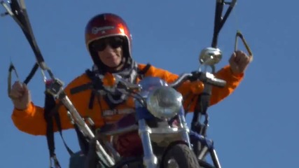 Летиш с парапланер, докато яздиш Harley Davidson