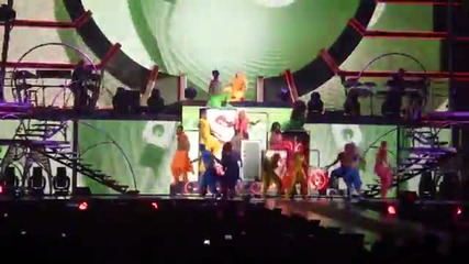 Жестоко! Britney Spears пее Big Fat Bass на турнето си..