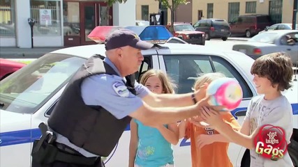 Полицай пребит от деца (скрита Камера) Смях