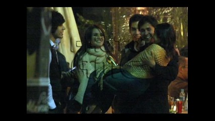 Dulce Maria em festa com amigos (29.10.09) 