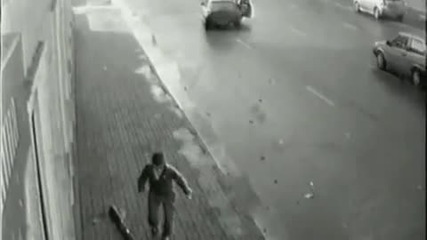 Тоя пич е на косъм от смърта! 