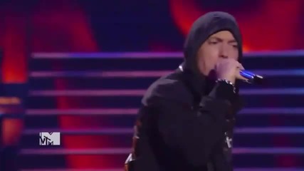 Превод! Прекрасно шоу от Rihanna ft. Eminem - Love The Way You Lie and Not Afraid ( Live M T V )