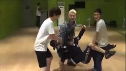 Kpop funny accidents 6