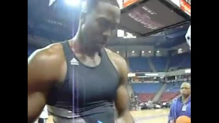 Dwight Howard раздава автографи 