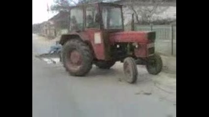 Луд дрифт с трактор 