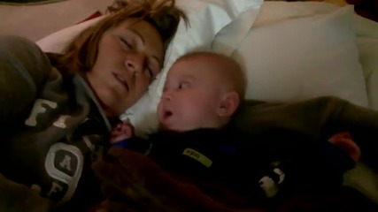Малък бебок се плаши от майка си докато спи , смях