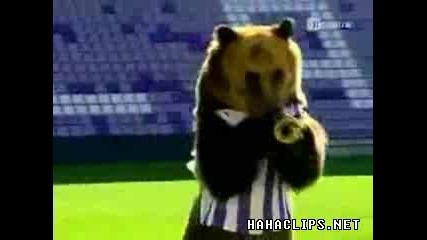 Най - големия талант мечка играе футбол 