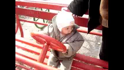 Дете Кара Кола На Площадката
