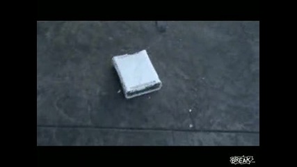 Лудо момиче чупи Xbox - а на гаджето си ! 