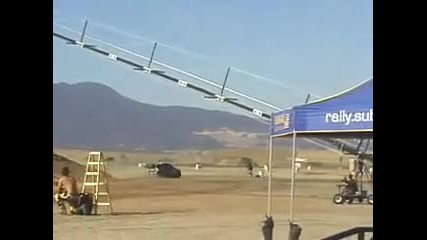 Ken Block скача с рали автомобила си