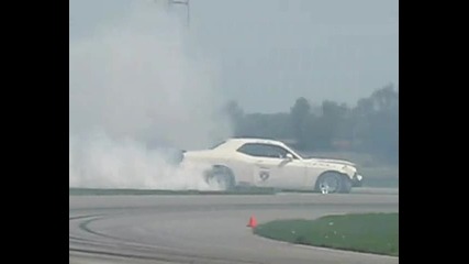 drfting dodge challenger