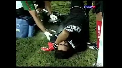 Вратар без да иска си счупи ръката !!!
