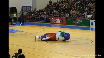 Dance на Човече Преди Игра на Баскетбол 
