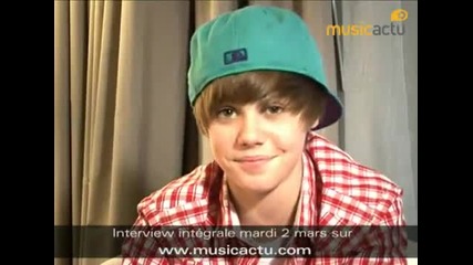 Justin Bieber - пее