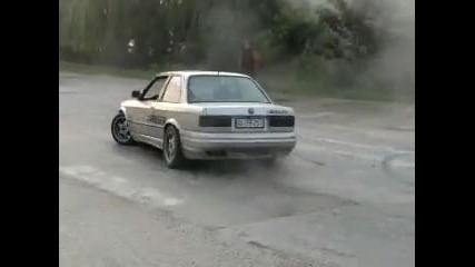 Това Bmw E30, си мрази гумите...