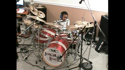 *5 годишно дете* свири много добре на барабани :) 