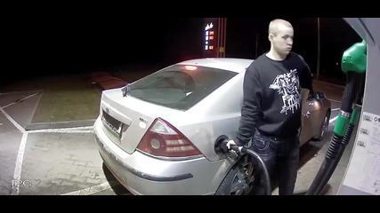 Глупав човек краде бензин от бензиностанция