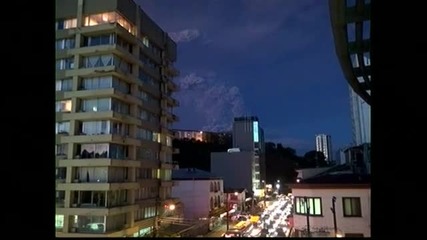 Силата и красотата на изригващия вулкан