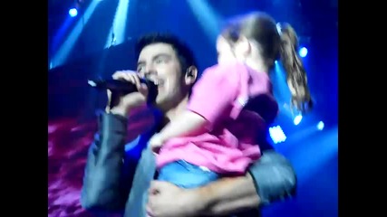 Joe Jonas взима малко момиченце на сцената 