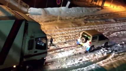 Сузуки Джимни тегли камион в Страната на изгряващото слънце