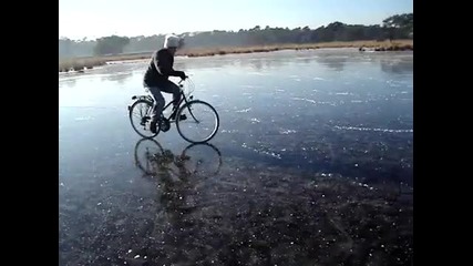 Дрифт с колело върху замръзнала река