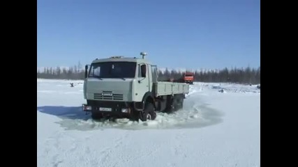 Руска мощ • Камаз в ледени води !