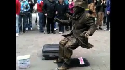 Удивителна статуя - човек седи във въздуха