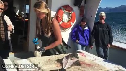 Готино момиче транжира риба с професионален замах !