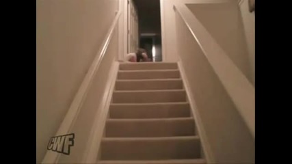 бебешка тактика за слизане надолу по стълбите