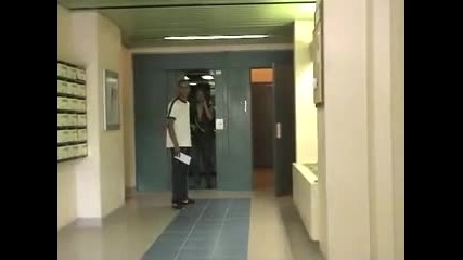 Внимавай в кой асансьор се качвш! Скрита камера.