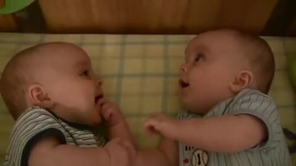 Смешни Бебета Близнаци