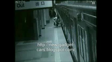Невероятно майка и бебето и влачени от метрото