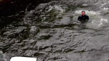 Такава водна пързалка не сте виждали - прави си яко кефа!