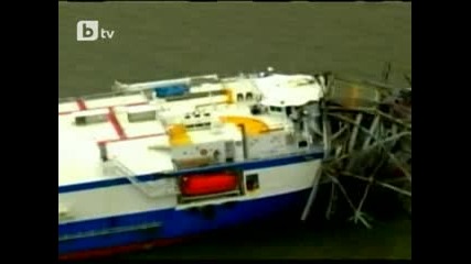 Кораб се заби в мост в Сащ