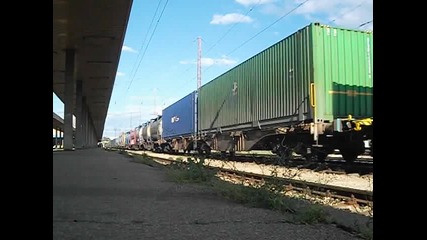 Дълъг товарен влак