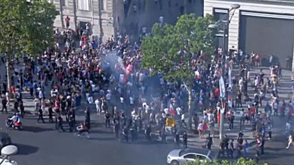 Купон на Шанз Елизе след победата на Франция
