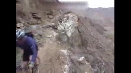 Велосипедист пада от скала !