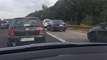 Нарушители забавят линейка в аварийната лента