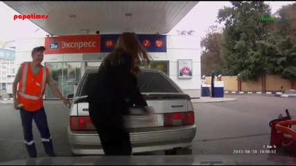 Смях ... Жена зарежда на бензиностанция !!!
