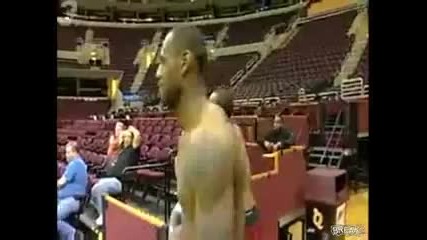 Lebron James прави стрелба