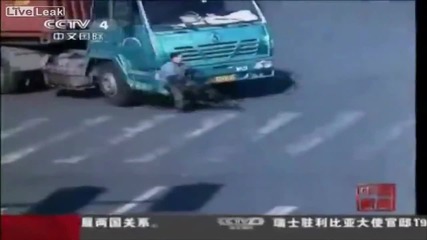 Мъж оцелява след като е блъснат от камион